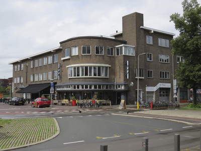 906530 Gezicht op het gebouwencomplex op de hoek van de Croeselaan (voorgrond) en de Heycopstraat te Utrecht, met ...